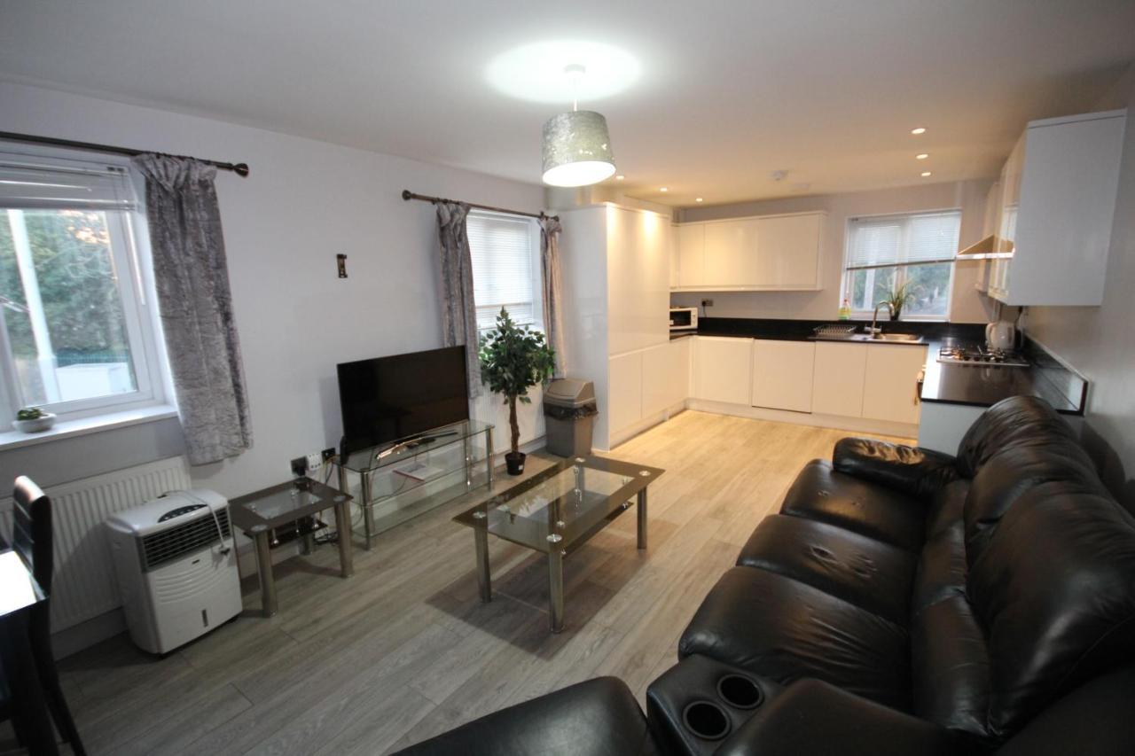 Holden Court -apt 4 *