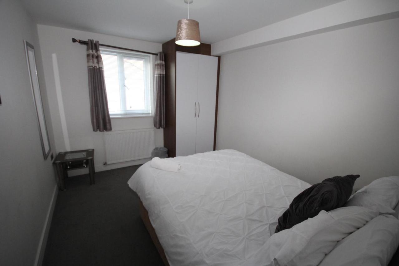 Holden Court -apt 4 *