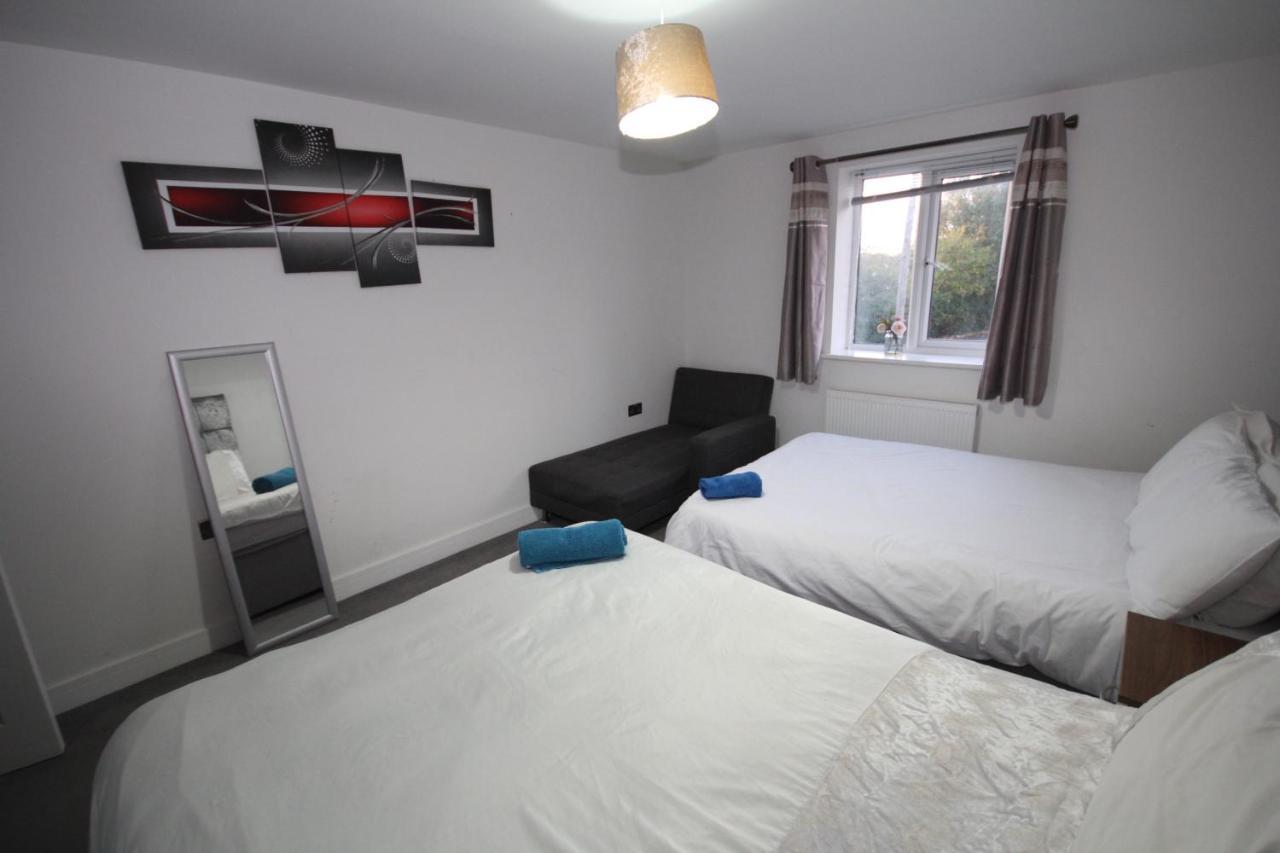 Holden Court -apt 4 *