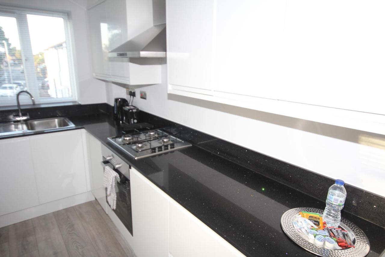 Holden Court -apt 4 *